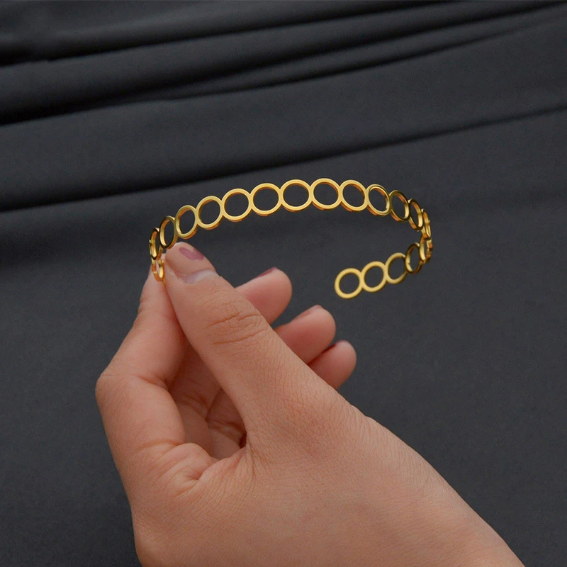

Charm Hollow Out Round Open Bangle Wholesale Jewelry For Women Gift Fashion Accessories 2021 New Style Stainless Steel Bracelet