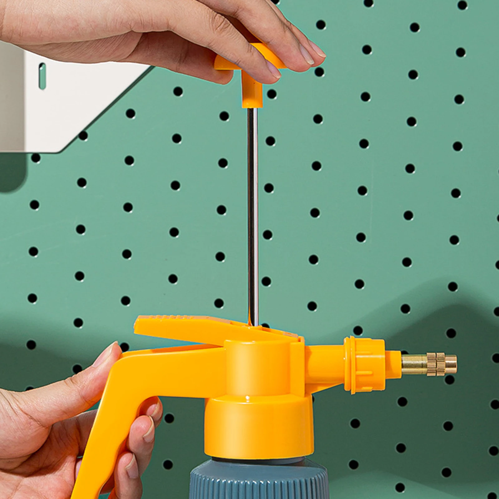 

Air Pressure Sprinkler for Plants Nordic Style Gardening Spray Bottle Copper Nozzle 2 Spray Mode 1.5L PAK5