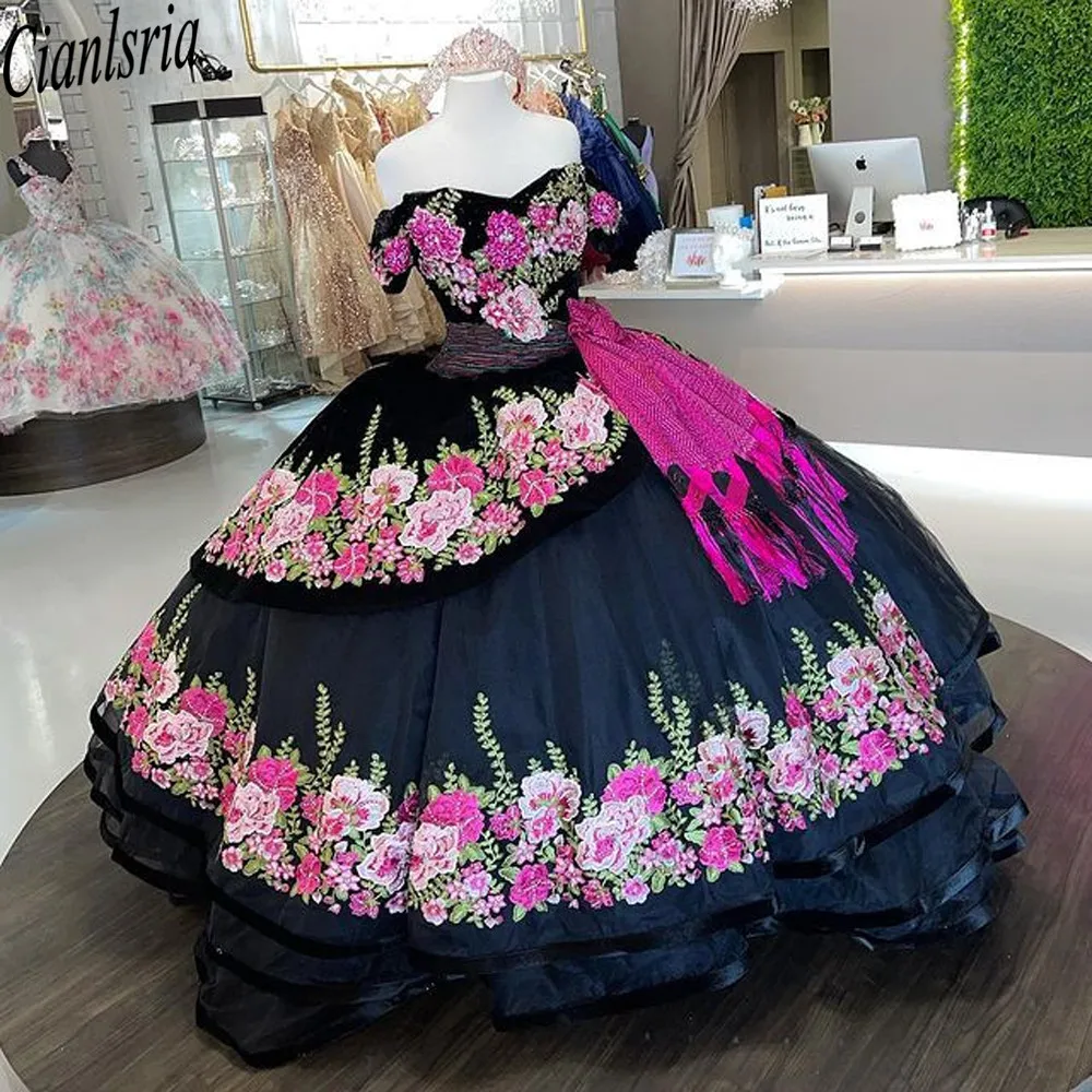 

Красные цветочные вышитые черные платья Quinceanera, мексиканское платье Charro XV 15 лет, бальное платье с открытыми плечами, милое платье 16