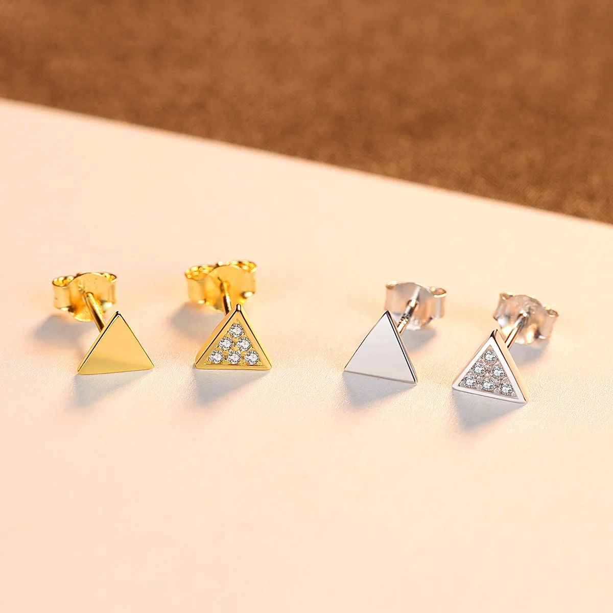 Треугольные золотые серьги гвоздики с фианитами модные хорошие ювелирные