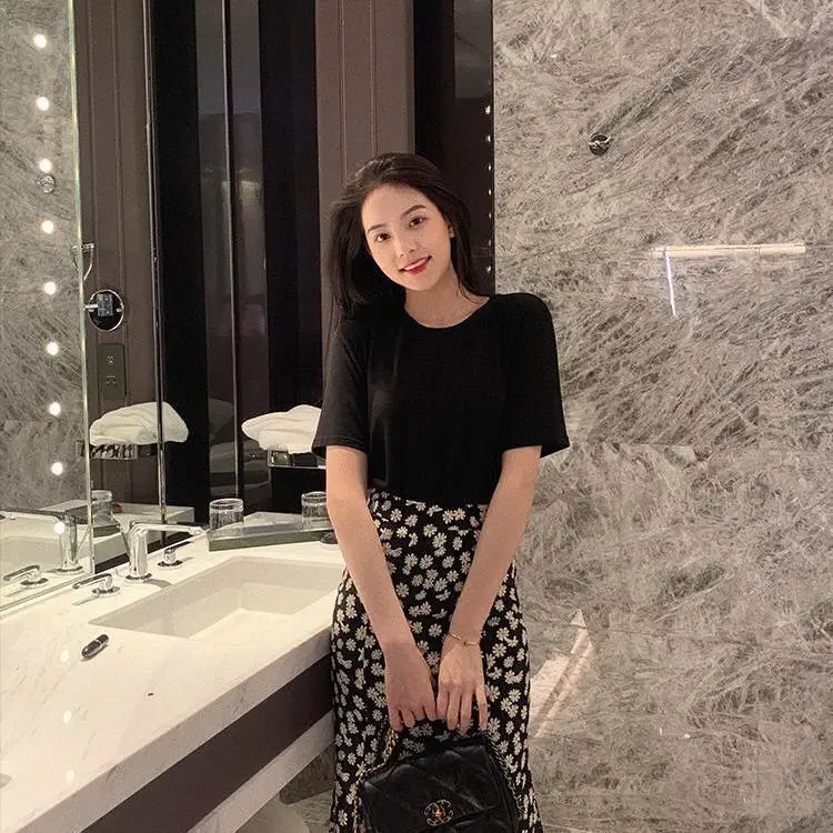 

2021 new women's wear versatile Little Daisy floral skirt mid length high waist fishtail hip skirt