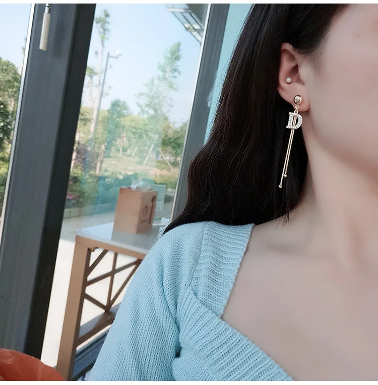 

Fashion Gold Letter D Earrings 2021 Trend for Women Unusual Earrings Jewelry Dangle Long Earrings Without Ear Hole Summer Ear