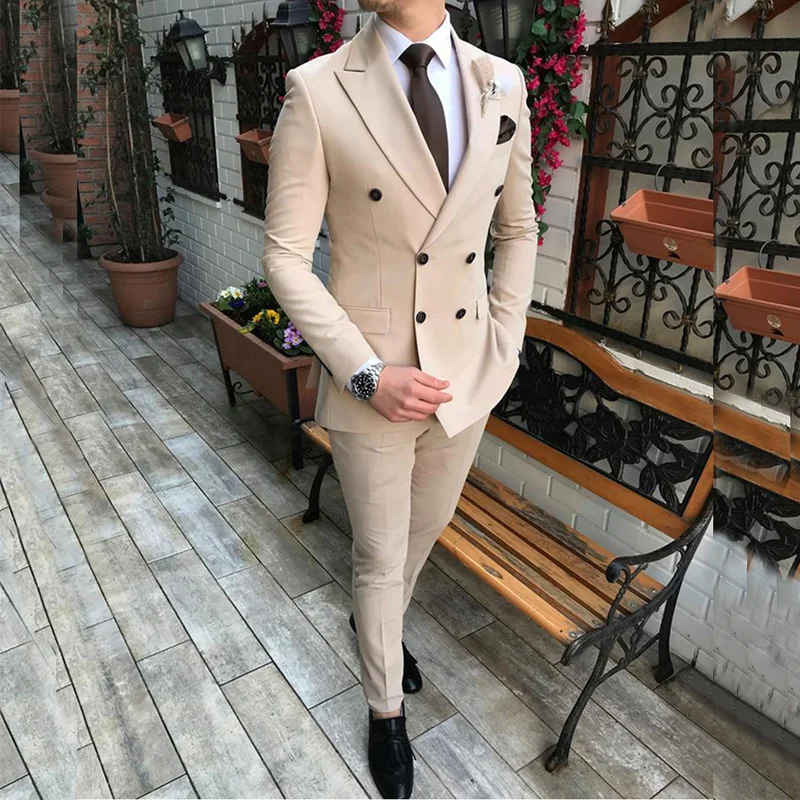 Мужской костюм из двух предметов бежевый с двубортным воротником вырезом