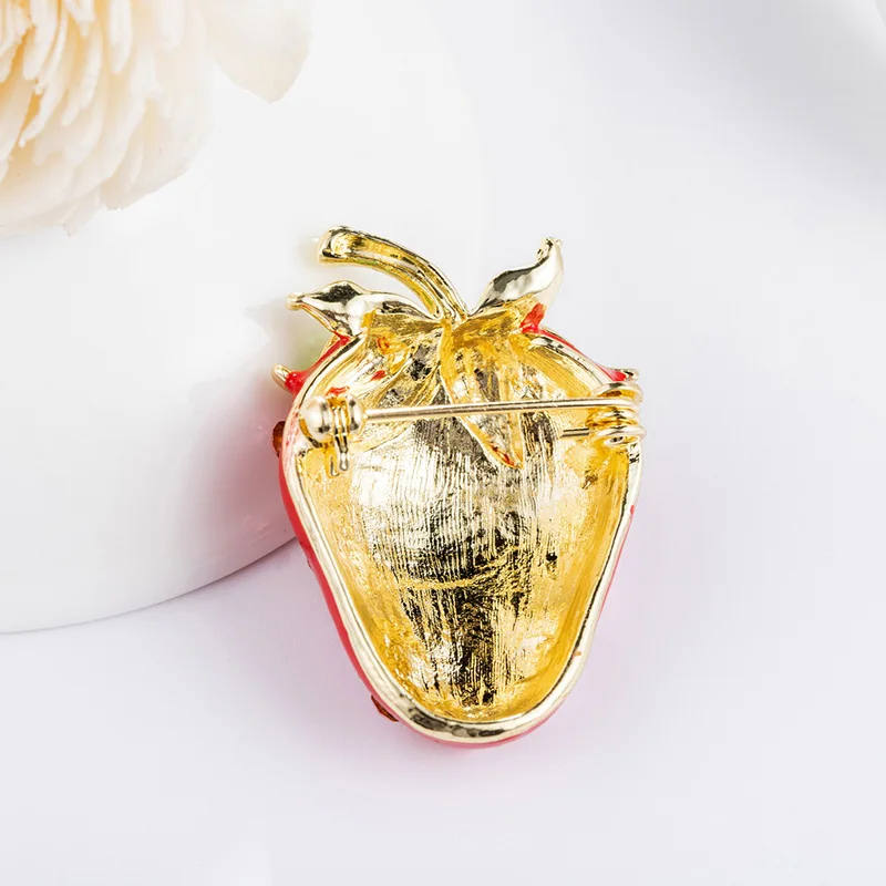 QrhYK Enamel Red Color Strawberry Brooches For Women Summer Style Fruit Accessories Hat Bag Jewelry Wedding Pins Good Gift | Украшения и