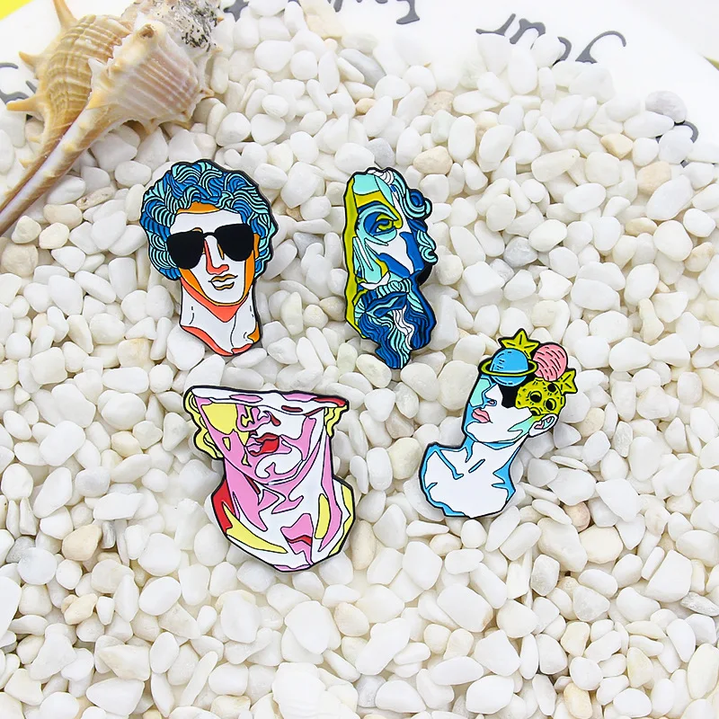 Индивидуальная эмалированная брошь из сплава с абстрактным изображением головы