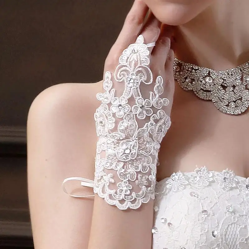 

New Arrival Ivory Bride Gloves Lace Appliques Beaded Cheap Lace Sexy Wedding Accessories Novia Bridal