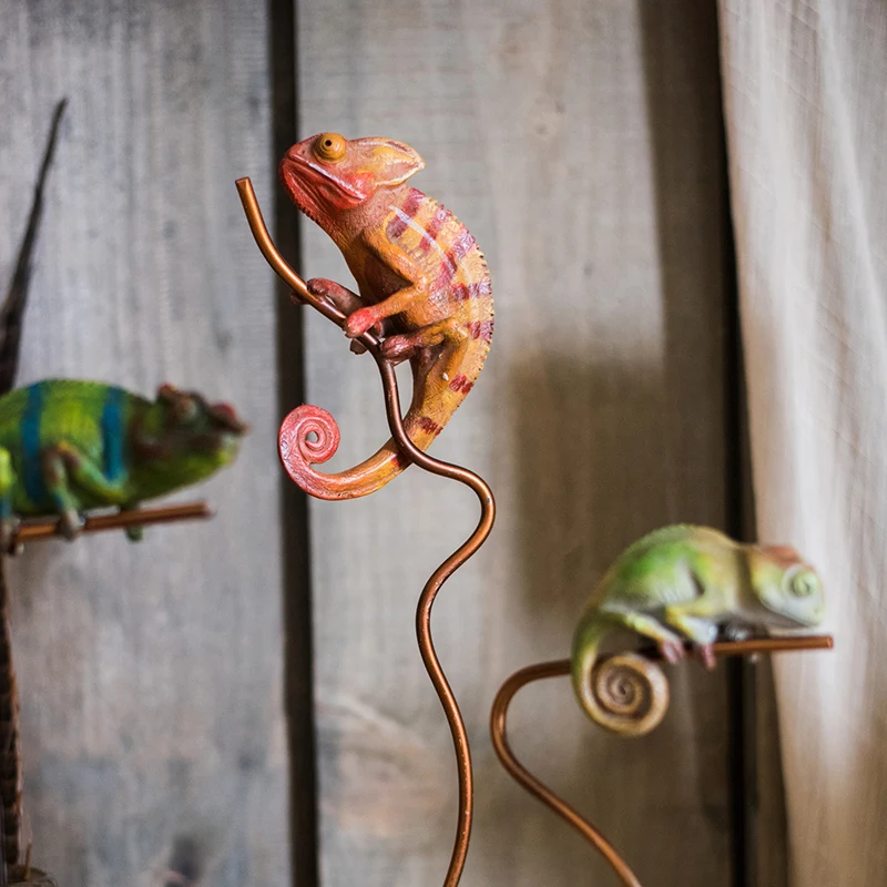 Скульптура Хамелеон для скалолазания на металлическом столбе альтернатива