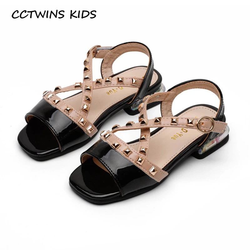

Kids Sandals 2021 Summer Girls Fashion Brand Princess Rivet Soft Sole Children Patent Beach Shoes Party Dress Black Baby Flats