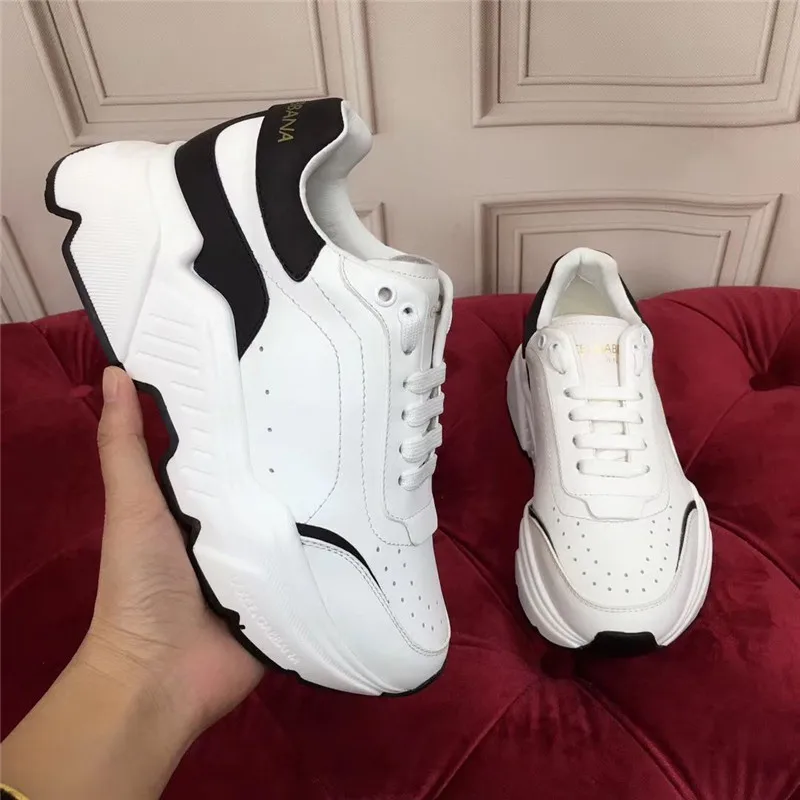 

This men's and women's sports shoes in Europe can easily create a dynamic sports look.