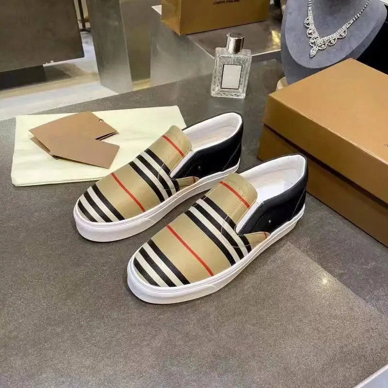 

Женские кроссовки на массивной платформе, со шнуровкой