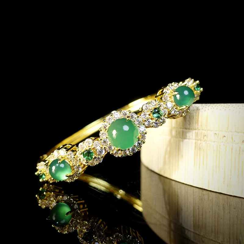 

High Clarity Quality Natural Emeralds Jade Bracelets on Hand Femme Unique Personality Design Elegant Noble Temperament Style
