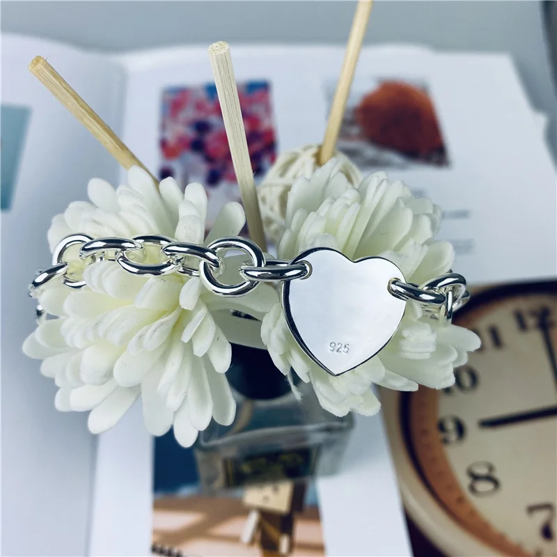 

Classic fashion lady bracelet. Thick Chain Temperament Love Heart Pendant Valentine's Day Gift