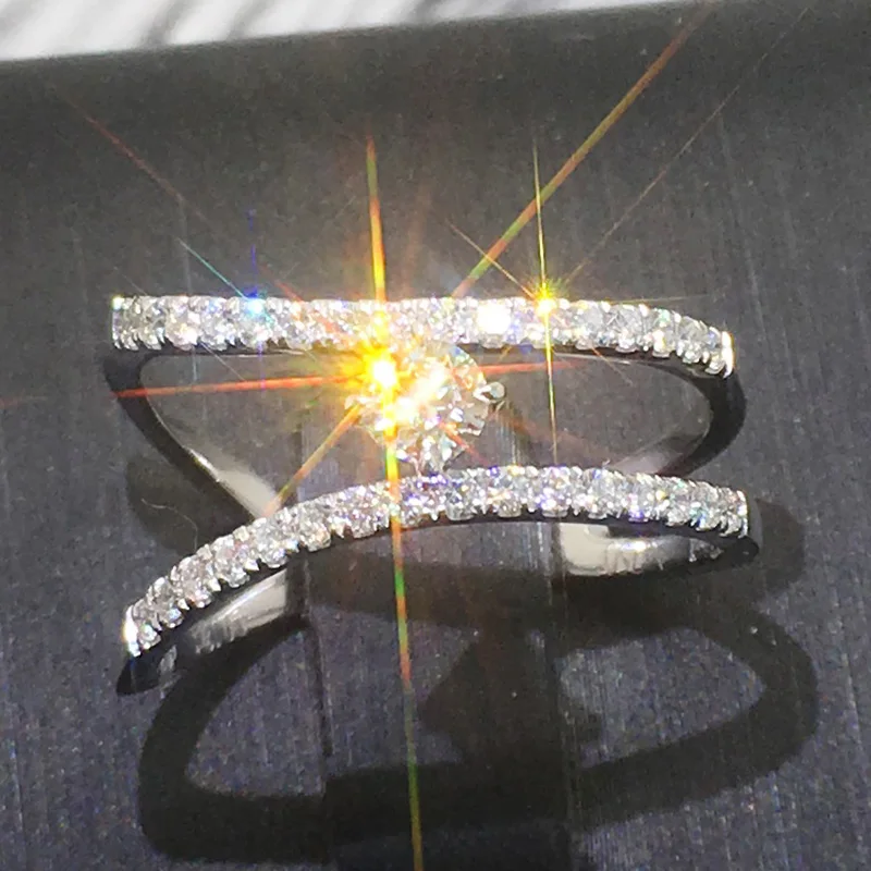 Роскошное обручальное кольцо из 18 каратного золота с муассанитом и бриллиантом D