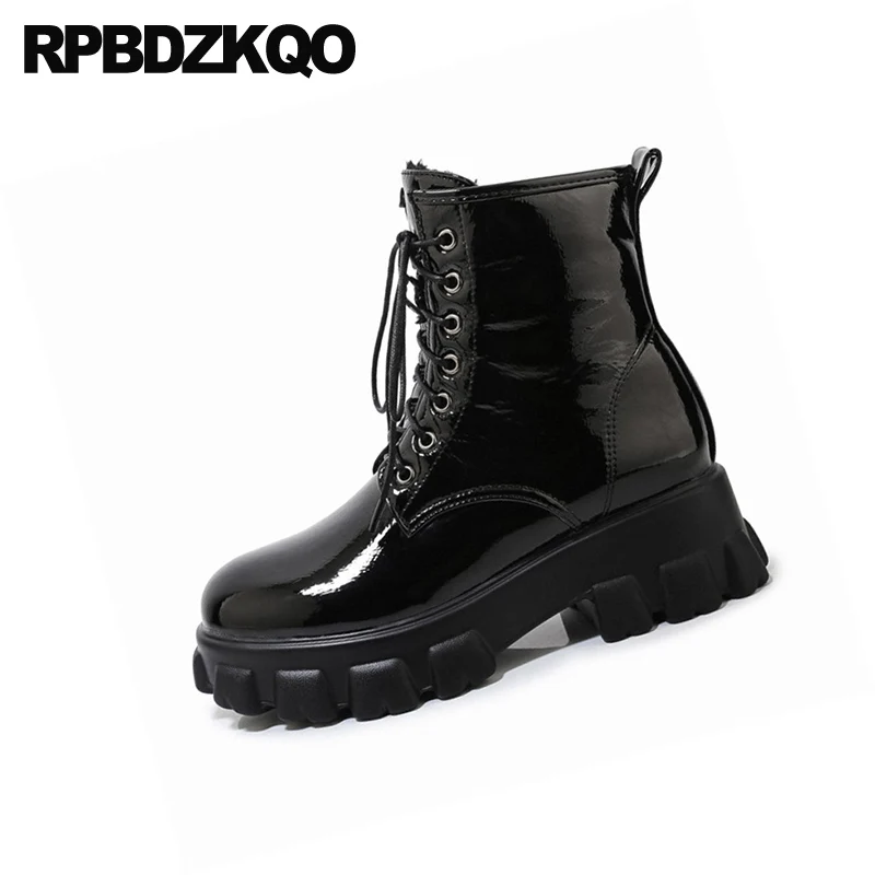 На платформе с помпоном в виде Маффин на не сужающемся книзу массивном размера