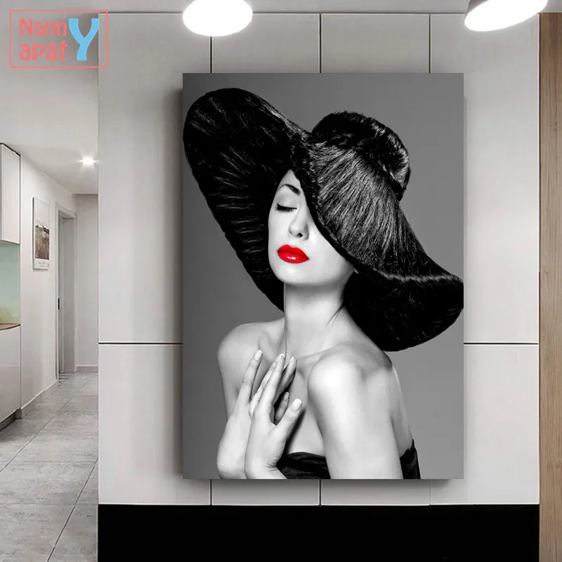 Черно-белое художественное изображение модели с красными губами на фоне северных постеров и печатей на холсте для украшения дома.