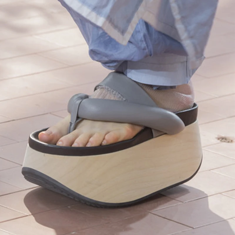 

Новые летние женские туфли на плоской платформе и высоком каблуке стильные деревянные тапки K4