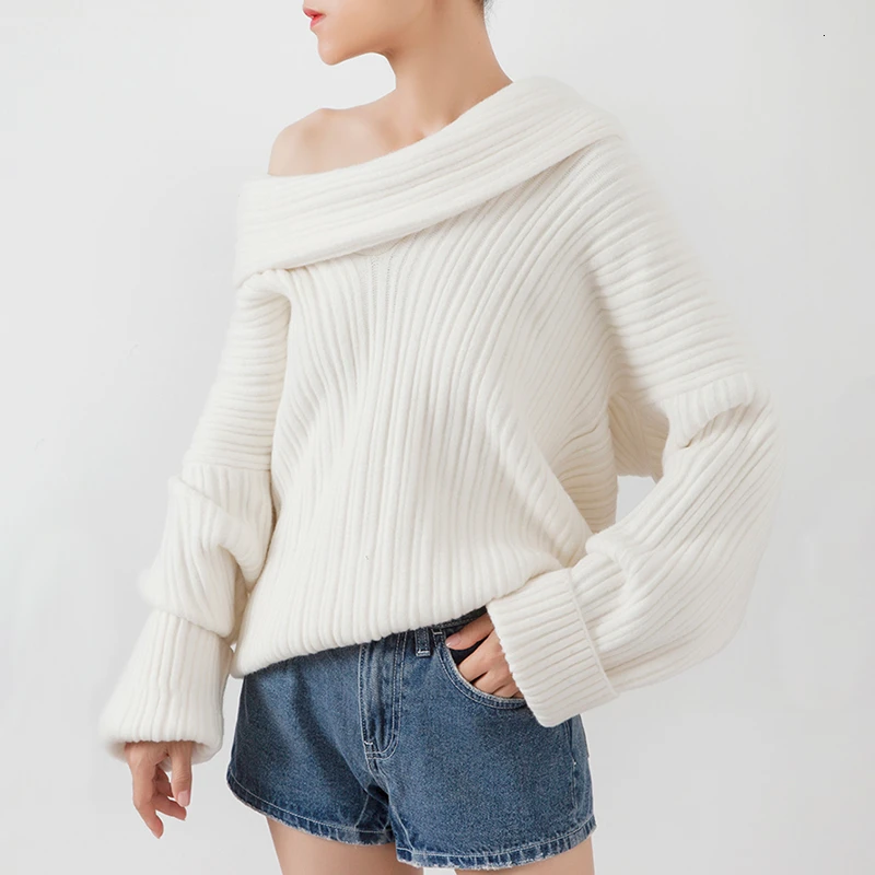 Женский свитер на шнуровке белый одно плечо с косым воротником и длинным рукавом