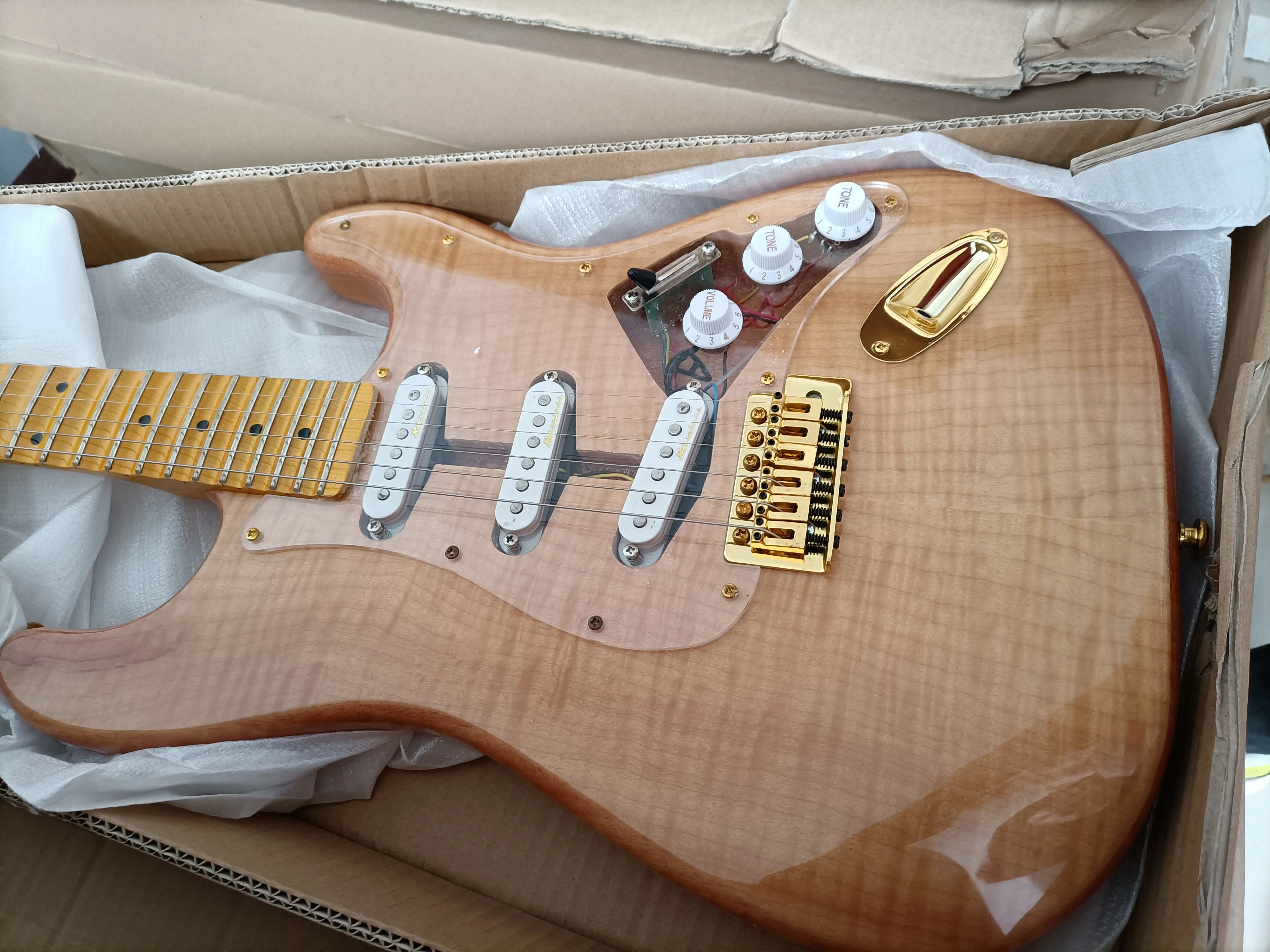 

mahogany body scalloped fingerboard,big headstock Maple fingerboard ST electric guitar Natural maple tiger Paste the top 67 st