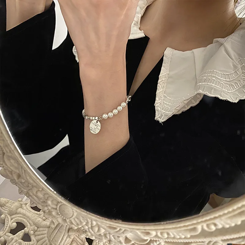 Серебряный браслет MEYRROYU с подвеской в виде букв и элементов необычный дизайн