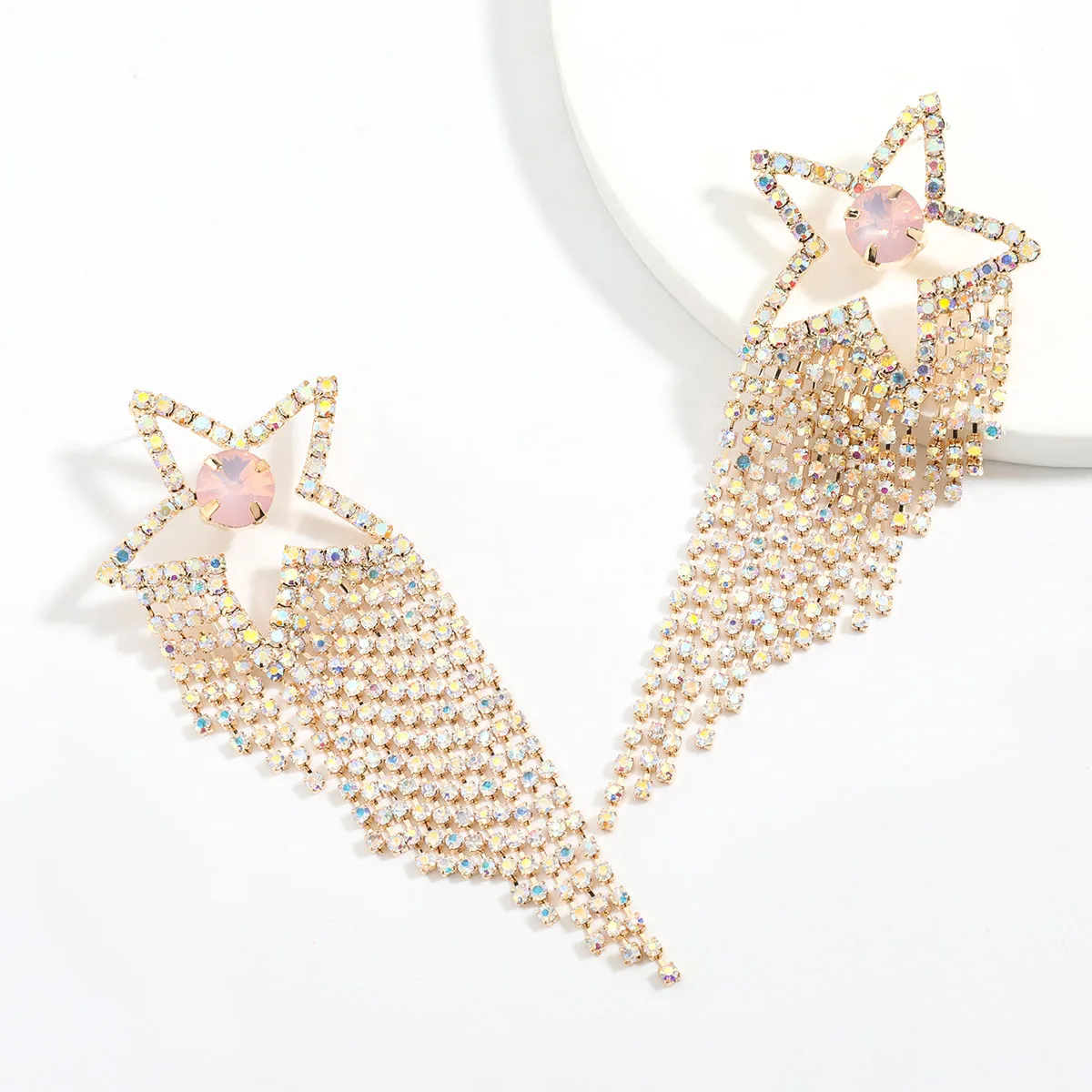 Простые металлические серьги с пятиконечными звездами на цепочке кисточками