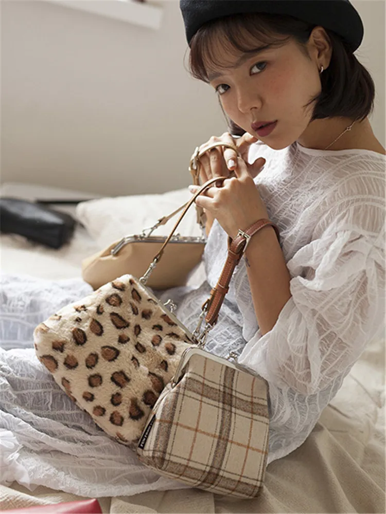 Винтажная женская сумка на застежке простая дизайнерская через плечо Брендовая