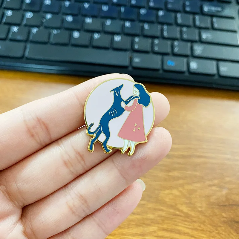 Greyhoundd значок милая девушка с красной эмалью булавка объятия ее черной собакой