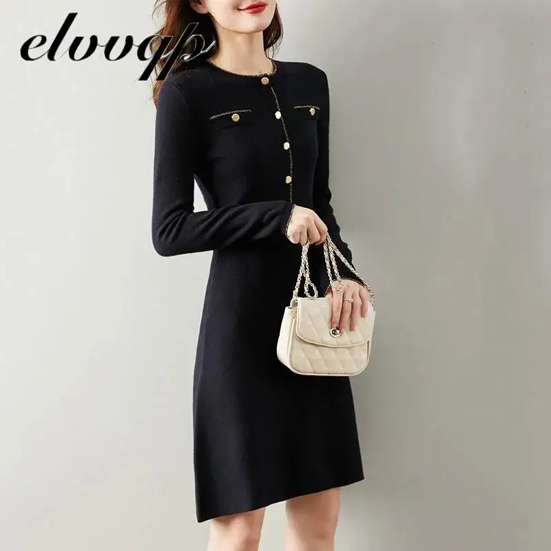 Женское трикотажное облегающее платье-свитер средней длины с круглым вырезом и