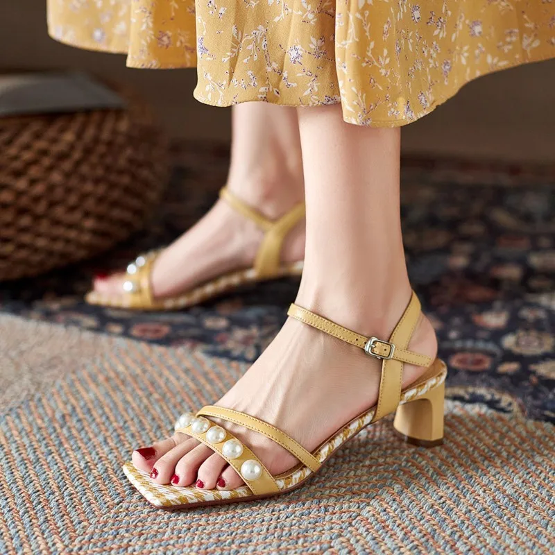 Сандалии женские на толстом каблуке босоножки с жемчугом универсальные