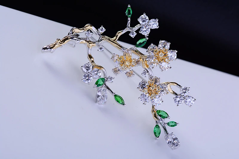 

Beautiful Plum Blossom Brooch Pin Fashion Crystal Zircon Women Brooches Wedding Jewelry Bling Broach Decor Dress Broches Pins