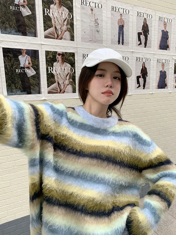 

Свитер в радужную полоску