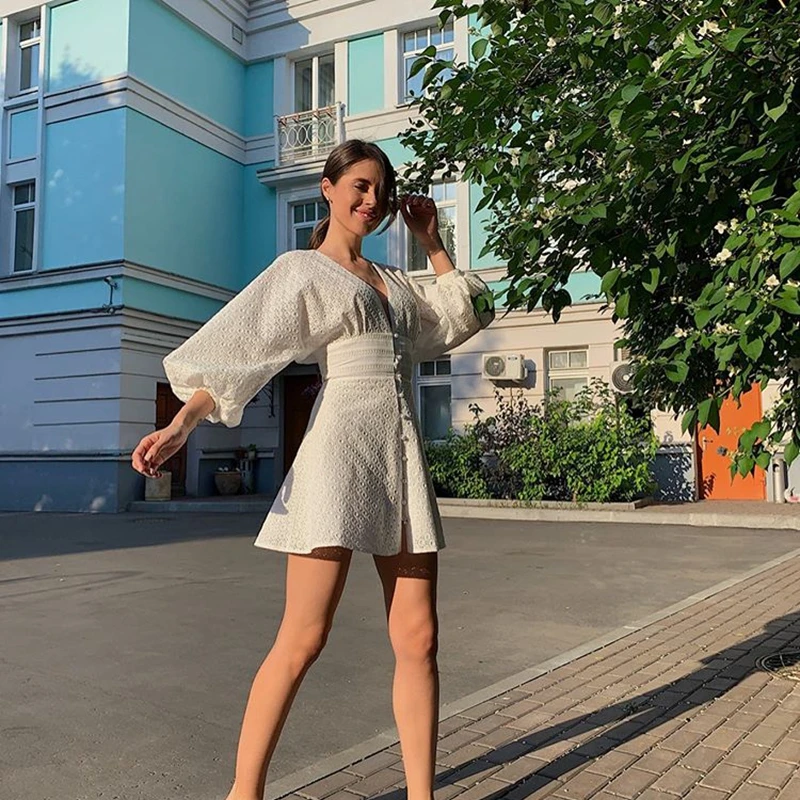 Винтажное короткое платье с глубоким v-образным вырезом однотонное Белое