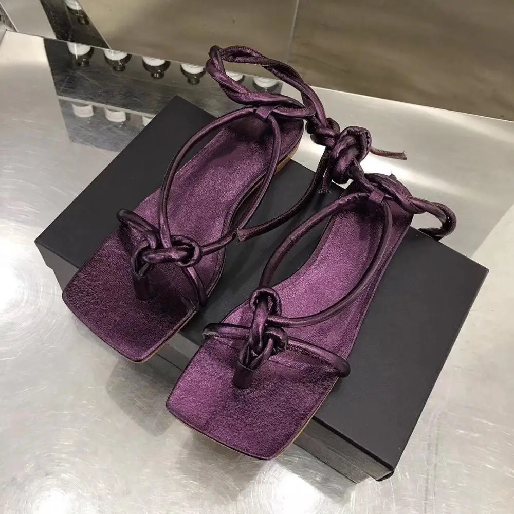 Сандалии на плоской подошве цвета шампанского золотистого Кожаные Вьетнамки