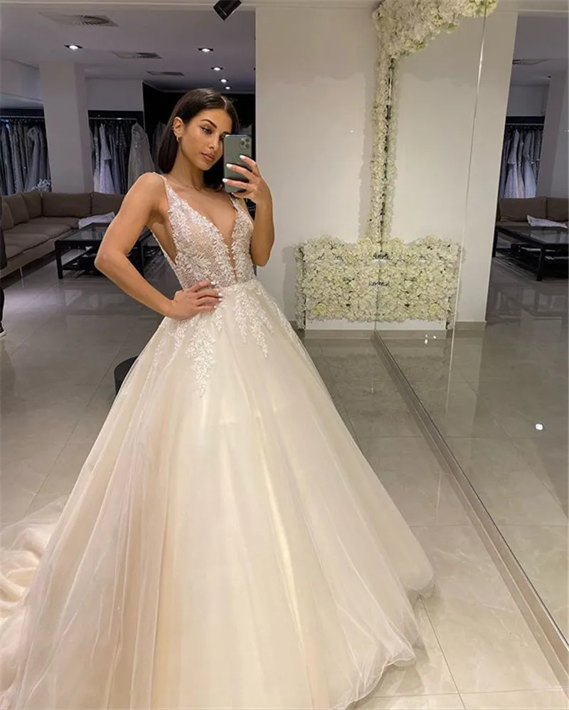 Кружевное свадебное платье с глубоким V-образным вырезом 2020 | Свадьбы и торжества