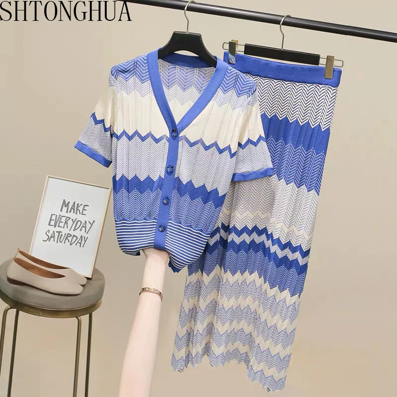 Женский костюм двойка с волнистыми полосками из пуловера коротким рукавом и V