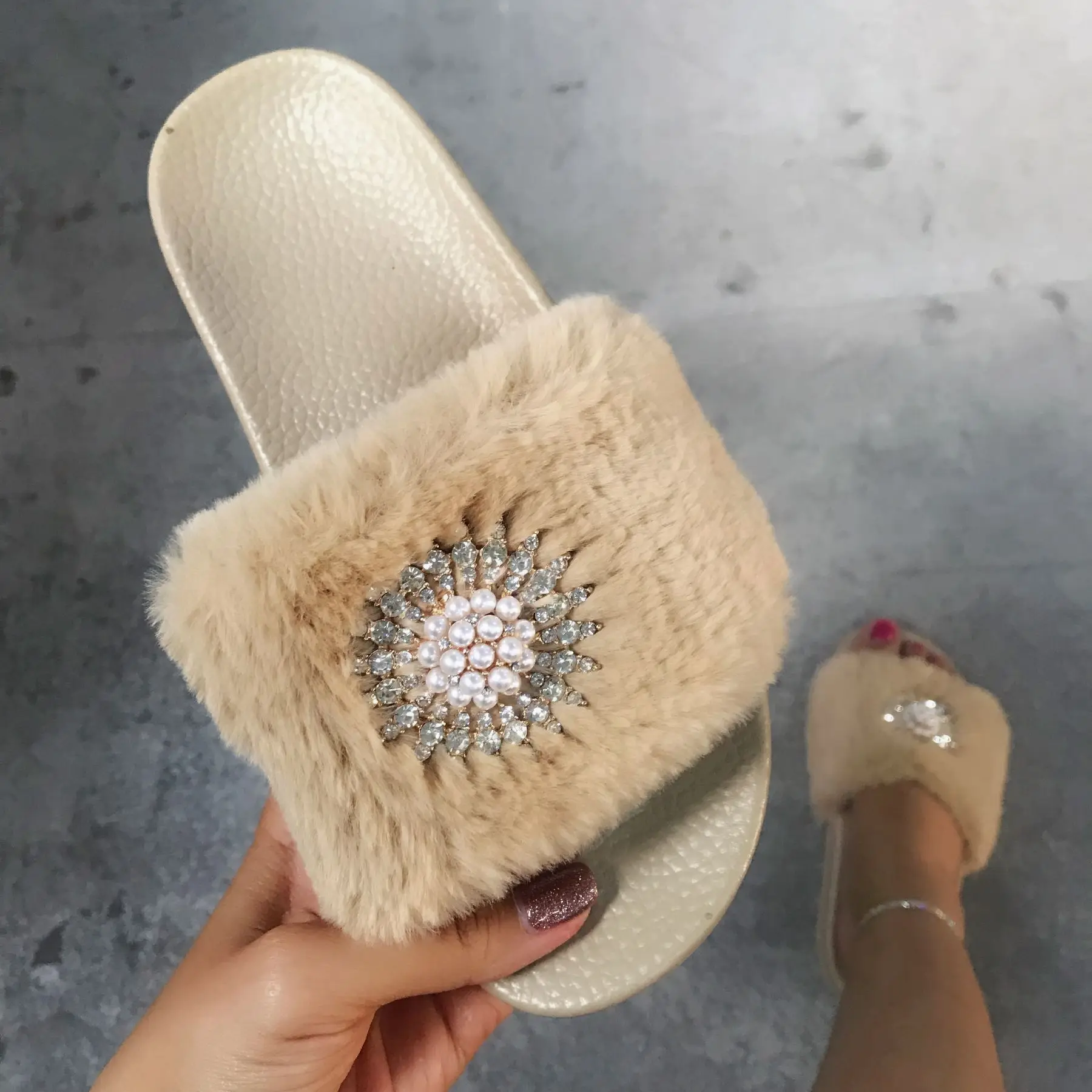 

Флок с низким цветочным копытным каблуком ПВХ Базовая цветочная ткань ПУ флок низкий цветок PU Копытный каблук цветочная ткань ПВХ