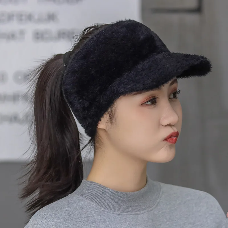 Женская вязаная шапка с козырьком из меха норки однотонная эластичная для езды