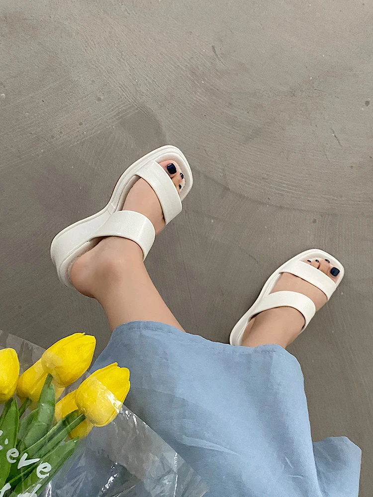 

Korean Version Of Thick-Soled Slope With Pure Color Simple Ladies Slippers Summer Temperament High Heels For Outer Wear.