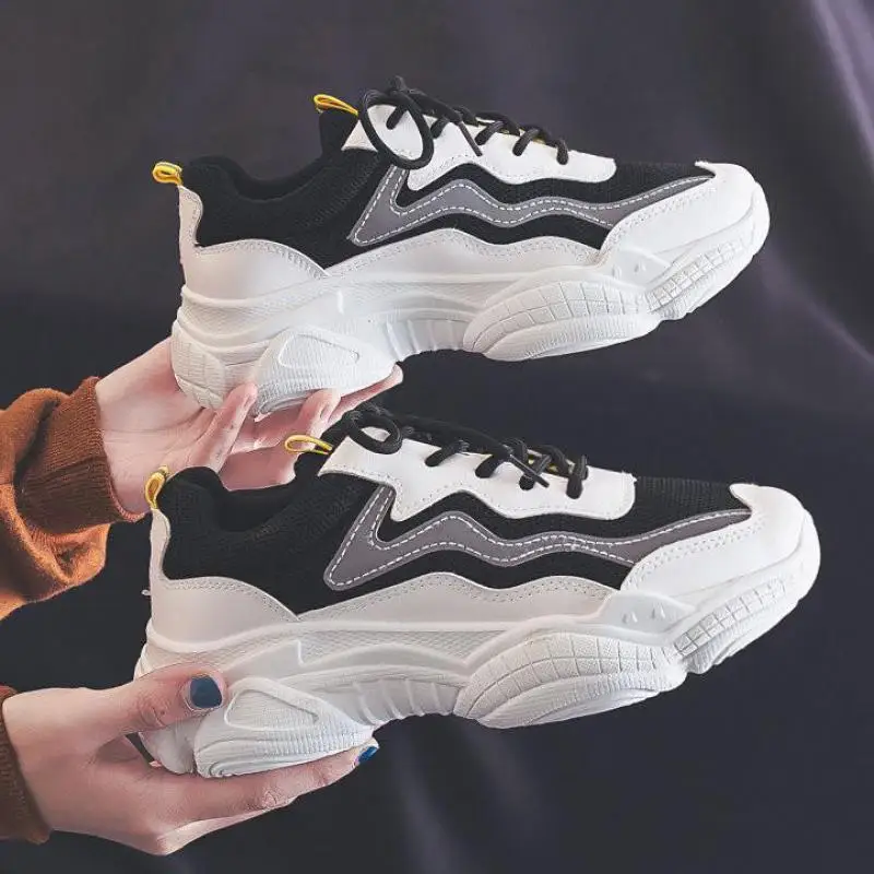 Женские кроссовки со светоотражающей платформой белые массивные на шнуровке