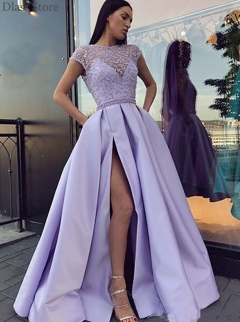 Женское атласное вечернее платье фиолетового цвета а-силуэта с коротким рукавом