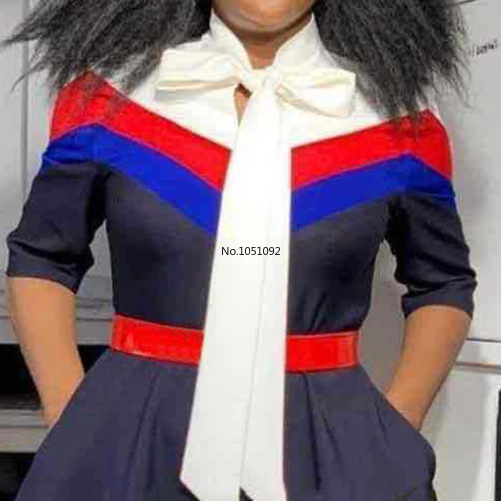 Женское платье темно синего цвета в африканском стиле с поясом и бантом полоску