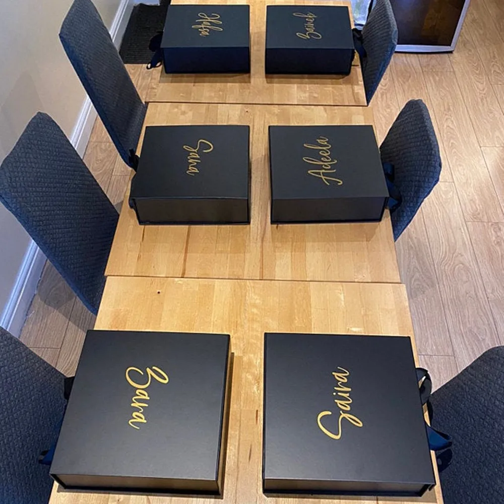 Подарочная коробка с индивидуальным именем темно синяя золотая свадебная