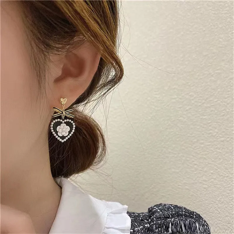 

Retro Black Camellia Dangle Earrings French Style Fashion All-match Elegant Imitation Pearls Drop Earrings for Girls and Women