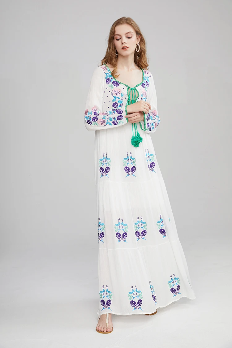 Модное красивое белое длинное платье с поясом украшенное цветочной вышивкой 2019