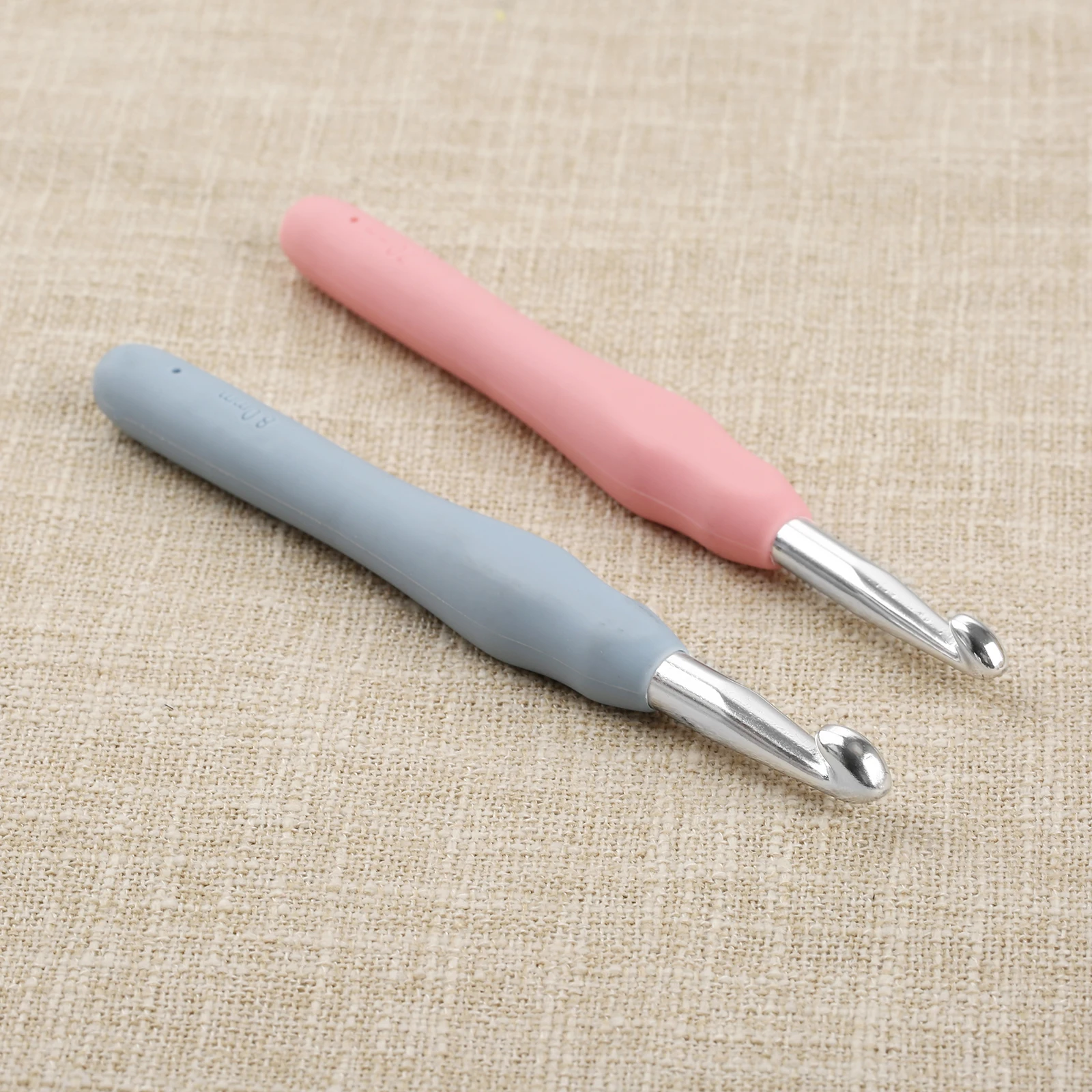 

2Pcs 7mm 8mm Crochet Hook Knitting Tools Plastic Handle Aluminum Crochet Hook Knitting Needles Thick Head Random DIY Crafts