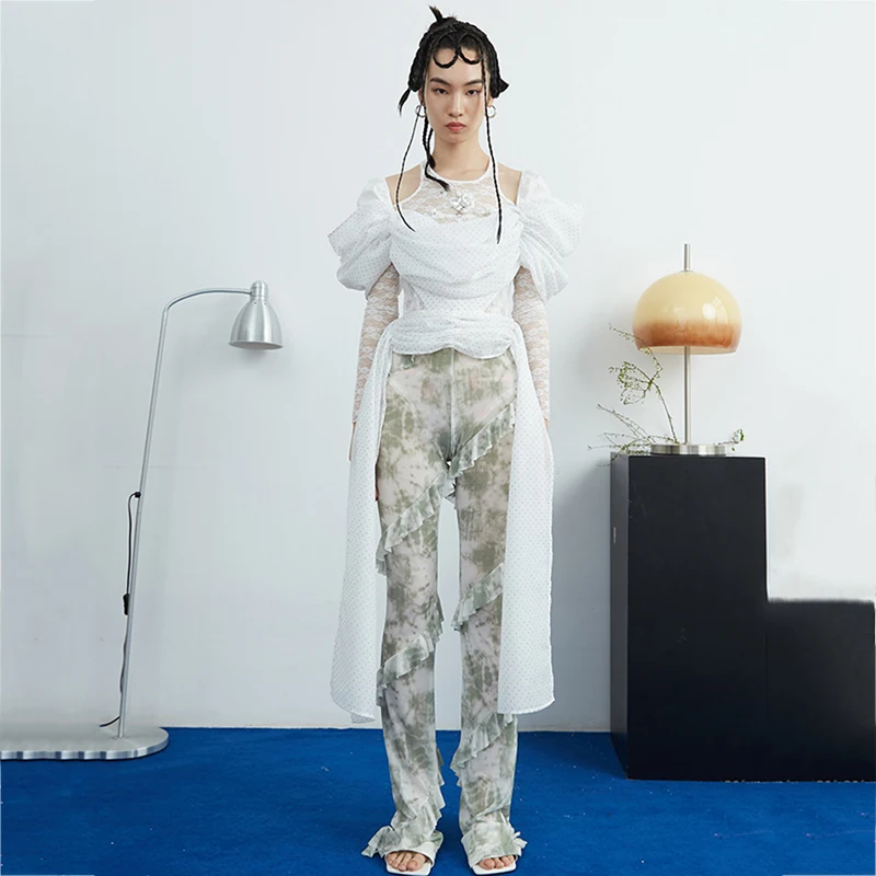 

[EAM] Women White Spliced Lace Pleated Blouse New Pile Collar Short Puff Sleeve Loose Shirt Fashion Spring Summer 2021 1DD7417