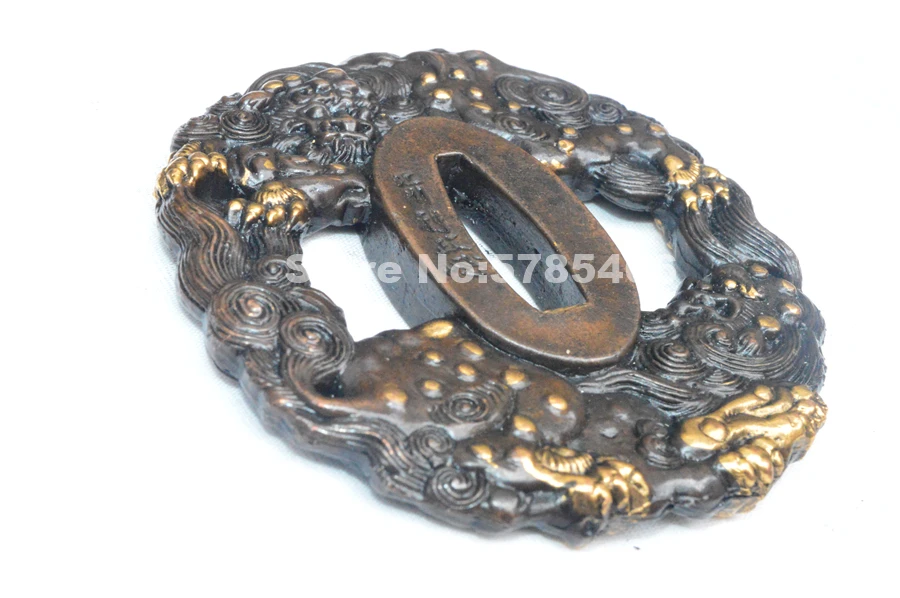 Набор покрытых золотом и серебром медных бронзовых защитников льва Tsuba Menuki Fuchi