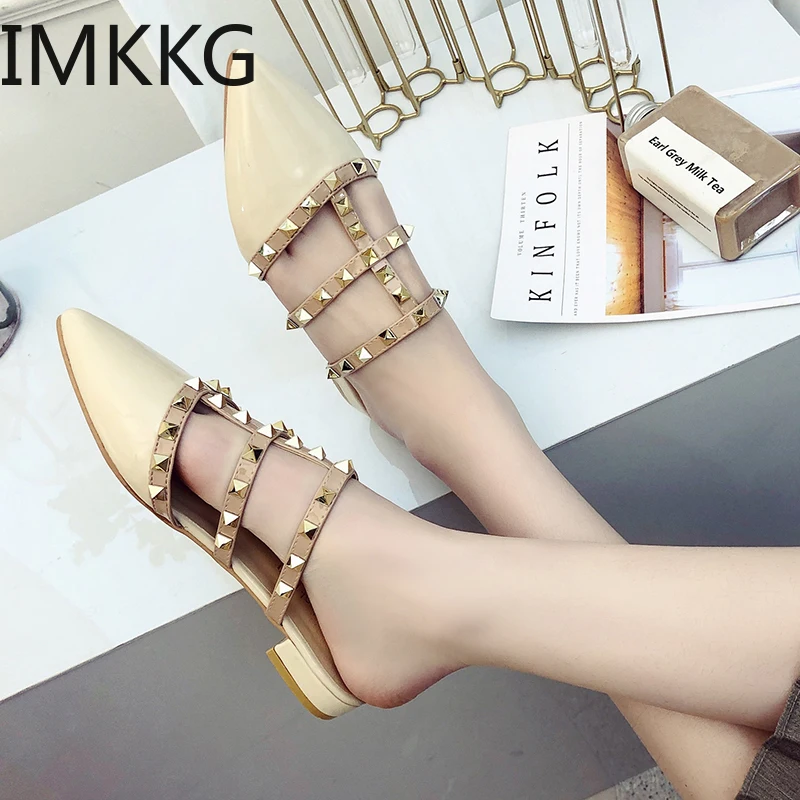 Женские босоножки без задника на плоской подошве с шипами и т-образным ремешком