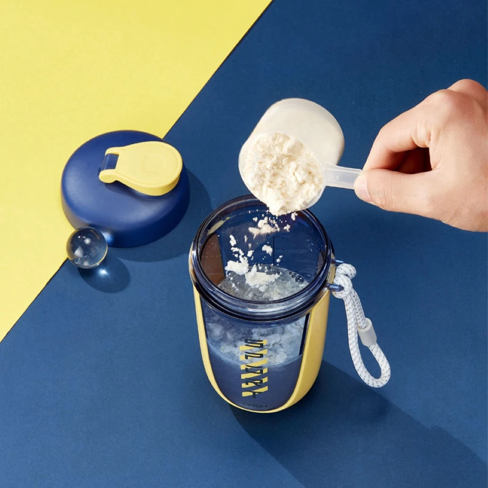 

550ml Plastic Whey Protein Powder Shaker Bottle Outdoor Gym Fitness Portable Sport Drink Bottle With Stirring Ball Milkshake Cup