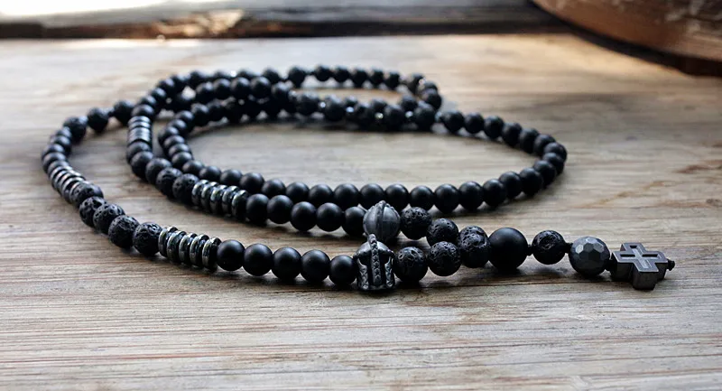 Ожерелье спартанского рыцаря в шлеме из гематита с гравировкой бусин и крестом