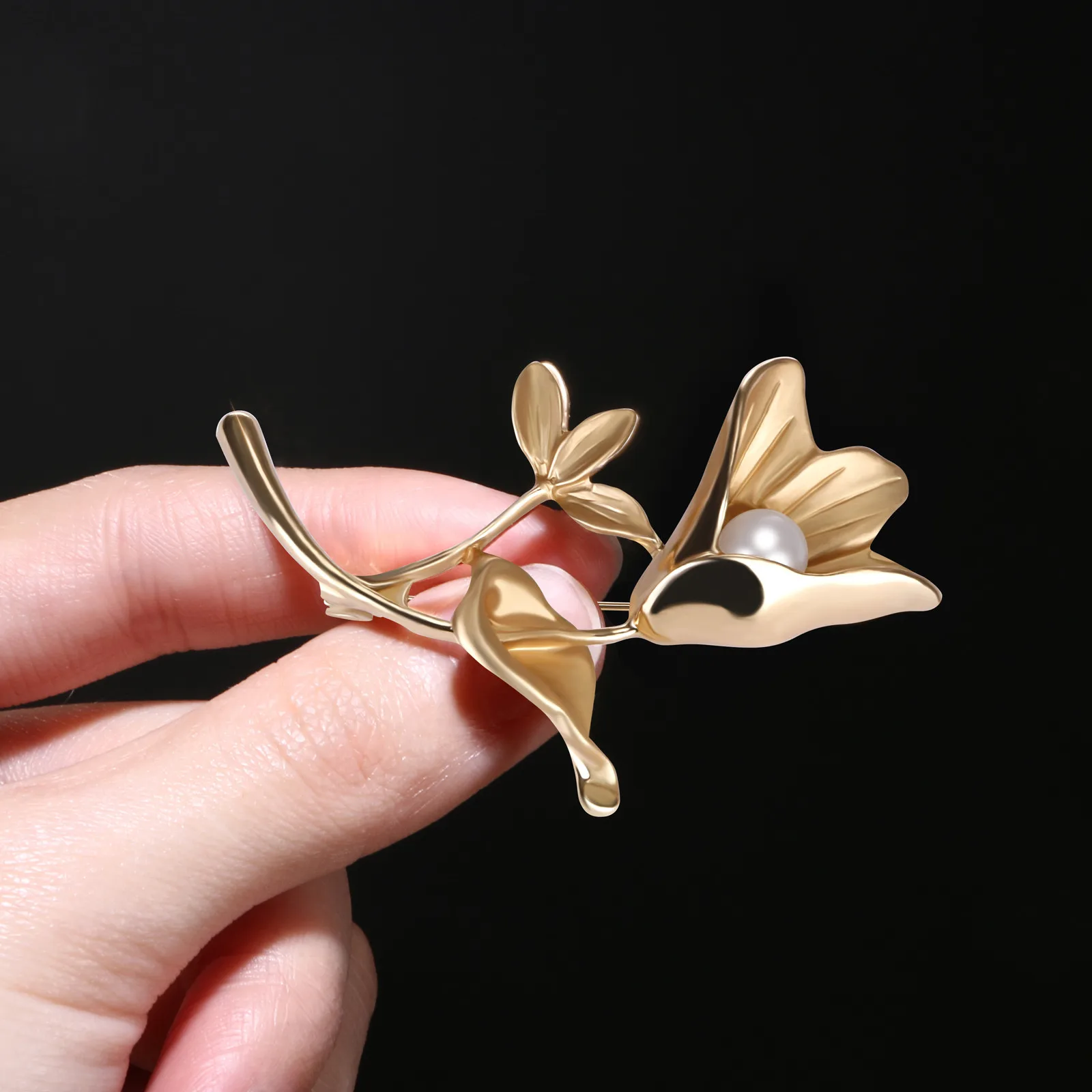 

Брошь для женщин, матовая Золотая брошь в виде цветка магнолии с перламутровым отверстием, женская бижутерия, брошь из ро 925 брошь со стразам...